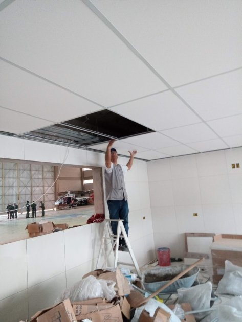 Instalação de forro no aeroporto Campo de Marte
